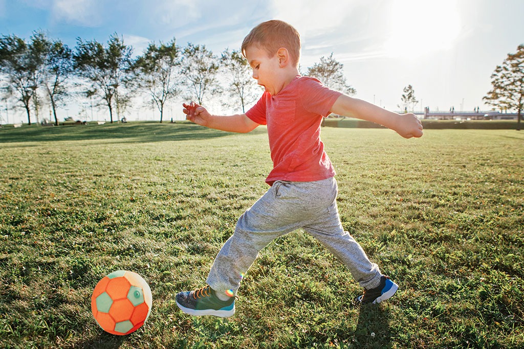 Los expertos recomiendan que los niños practiquen distintos deportes
